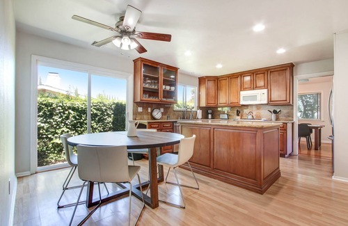 Woodland Hills Casa | Open & airy, mid-century ranch home with views!