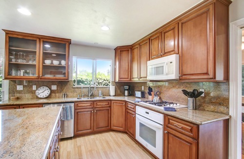 Woodland Hills Casa | Open & airy, mid-century ranch home with views!