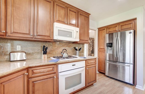 Woodland Hills Casa | Open & airy, mid-century ranch home with views!