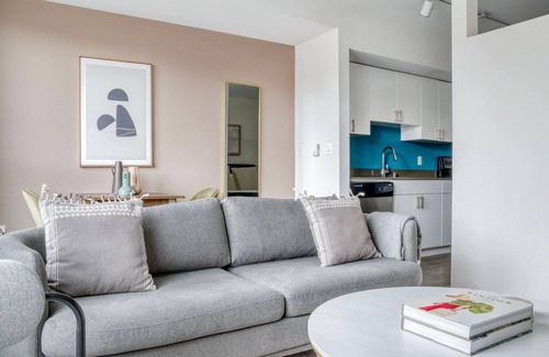 West Woodland Apartamento | Open Ballard Studio w/ Lounge & W/D, nr Dining & Bars, by Blueground
