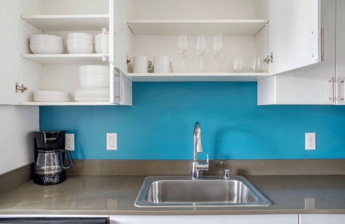West Woodland Apartamento | Open Ballard Studio w/ Lounge & W/D, nr Dining & Bars, by Blueground