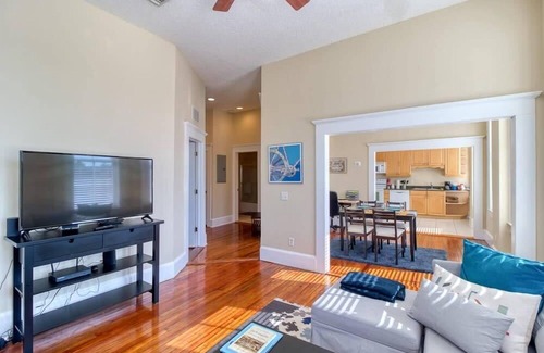 Springfield Apartamento | Open & Bright - 5 min drive to TIAA Bank field