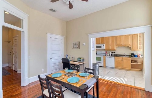 Springfield Apartamento | Open & Bright - 5 min drive to TIAA Bank field