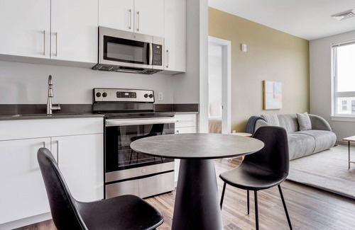 St. Elizabeth's Apartamento | Open Brighton 2BR w/ Gym & W/D, nr Transport Stops, by Blueground