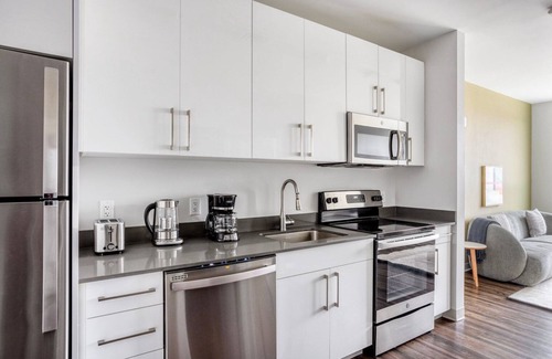 St. Elizabeth's Apartamento | Open Brighton 2BR w/ Gym & W/D, nr Transport Stops, by Blueground