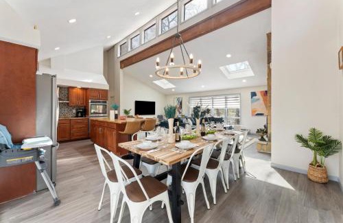 East Stroudsburg Casa | Open Concept-HotTub-Sauna-Billiard-Poker home