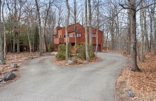 East Stroudsburg Casa | Open Concept-HotTub-Sauna-Billiard-Poker home