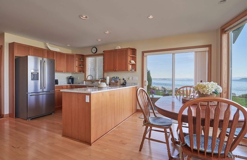 Union Bay Casa | Open Design West Coast Home en 1600 pies de la línea de costa privada