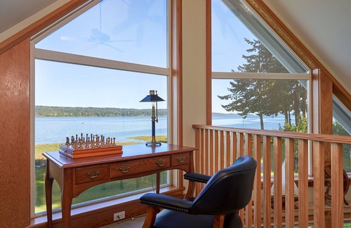 Union Bay Casa | Open Design West Coast Home en 1600 pies de la línea de costa privada
