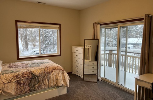 Mundelein Casa | Roomy, cozy Diamond Lakefront Home. Big Enough friends/family to be comfortable.