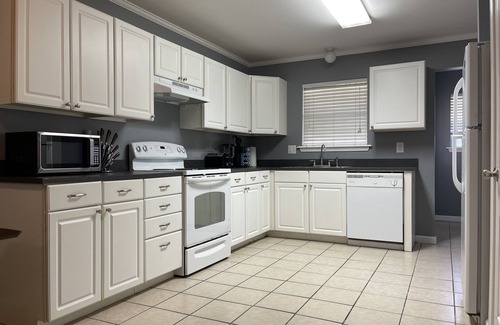 Gray Apartamento | Open Floor Plan. Very Spacious 2 Bedroom Apt.