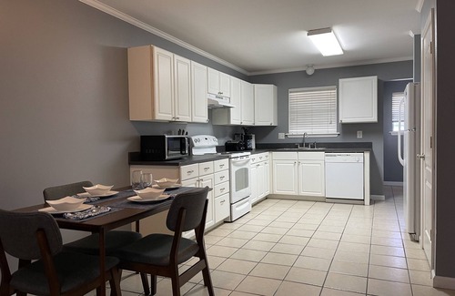 Gray Apartamento | Open Floor Plan. Very Spacious 2 Bedroom Apt.
