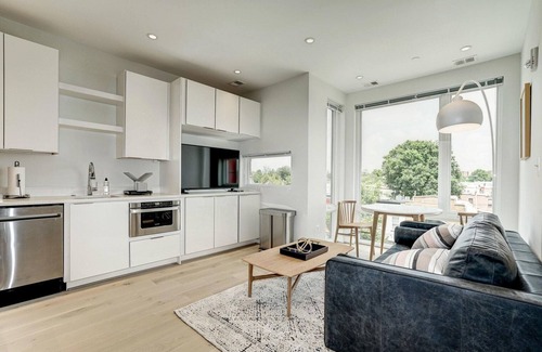 H Street Corridor Apartamento | Open H Street 1BR w/ W/D, nr Bus Stops & Dining, by Blueground