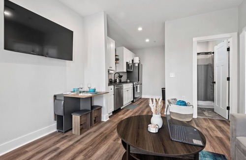 Rocky Mount Apartamento | Open, KING BED, 1 Br/1BA, Sleeps 3, Heart of City