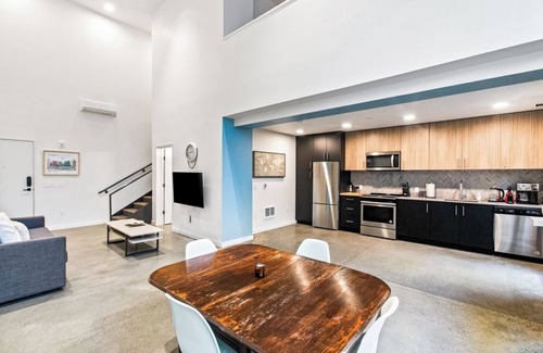 Downtown Apartamento | Open Loft in Redmond Core - 92 Walkscore