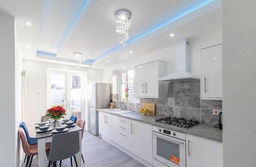 Portsmouth Casa | Open Mind Property - 6 Luxury Bedrooms with Free Parking