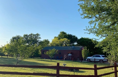 Bridgeport Cabina | Open modern Cabin, fishing, shooting range, tranquil/private, firepit, 4W, canoe