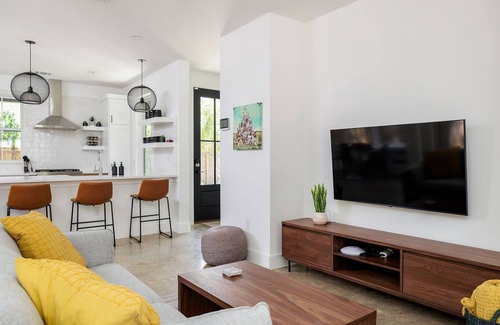 East MLK Casa | Open, Near UT, F1 & Downtown | Luna by Portoro