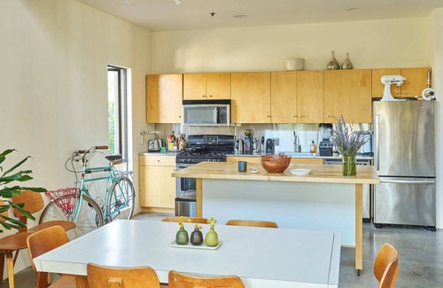 Richmond Apartamento | Open plan 2 story corner loft on Division Street. 2 balconies, beautiful views!