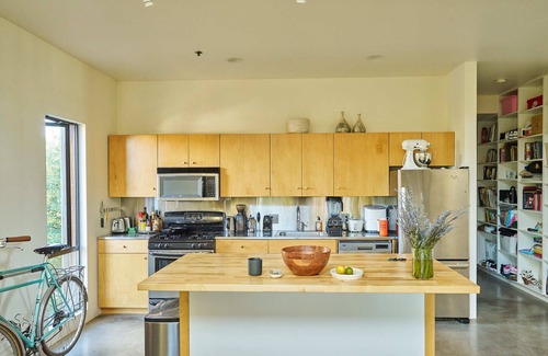 Richmond Apartamento | Open plan 2 story corner loft on Division Street. 2 balconies, beautiful views!