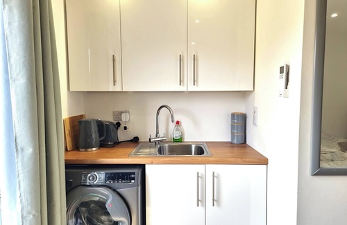 Milton Cabina | Open plan Studio with garden