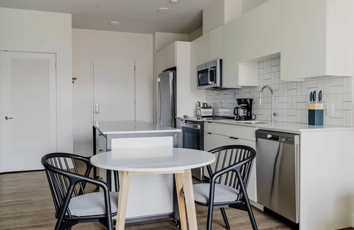 Revere Apartamento | Open Revere 1BR w/ EV Charging, Pool, Gym & W/D, by Blueground