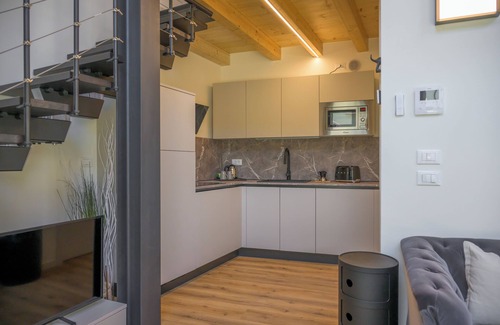 Crociale Apartamento | Open space on two floors in detached cottage in ancient medieval courtyard