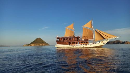 Labuan Bajo Alquiler De Eote | Open trip Komodo2 Day 1N