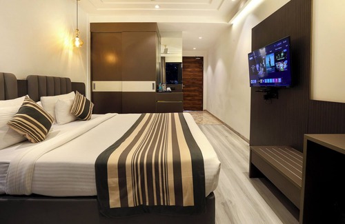 Mahipalpur Extension Hotel | OPO Hotel Iffco Chowk
