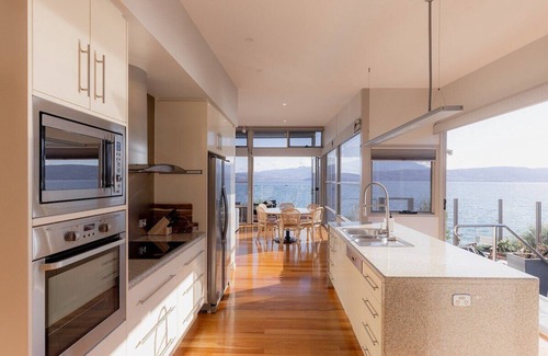 Opossum Bay Casa | Opossum Oasis: Waterfront Home in Opossum Bay