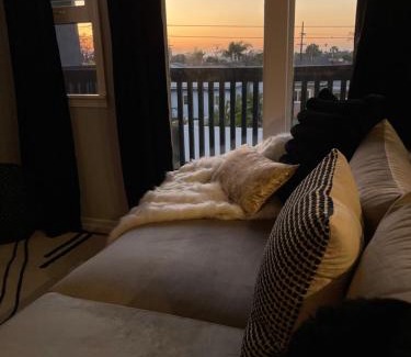 Lincoln Acres Apartamento | Opulence & Cozy Comfort