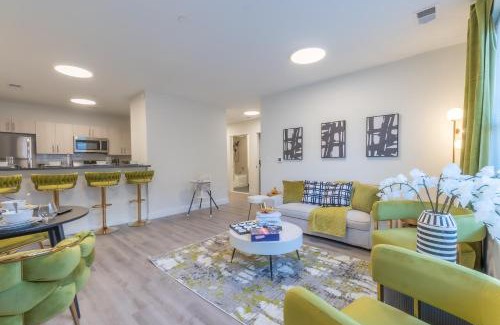 Orange Apartamento | Opulence in Olive 4 bedrooms, 4 baths with 10 beds, Park 2 cars FREE