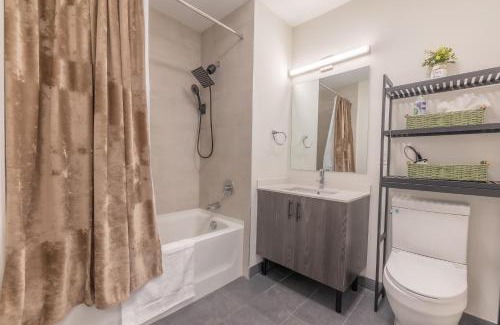 Orange Apartamento | Opulence in Olive with Free Parking, 2 BR 2 baths Suite, 5 beds and Sleeps 8