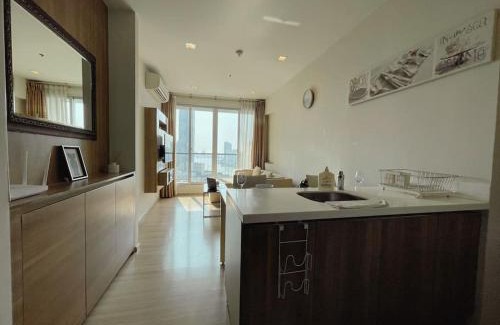 Yan Nawa Apartamento | Opulence Riverview with Train Access