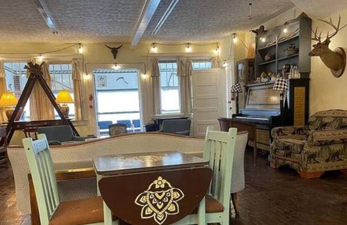 Salem Casa | Opulence | Rustic Farmhouse Haven Sleeps 12