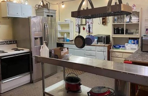 Salem Casa | Opulence | Rustic Farmhouse Haven Sleeps 12