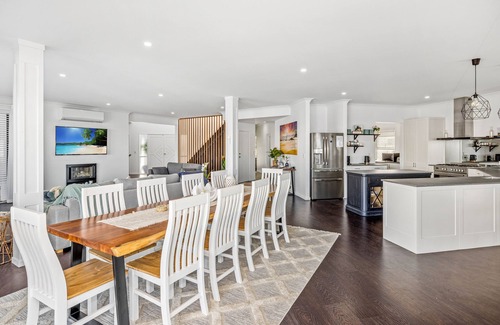 Banksia Beach Casa | Opulent Canal-Front Retreat