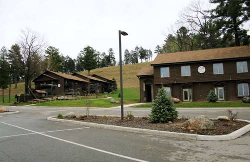 Iron Mountain Casa | Sleeps 4! Mountain Escape + Pool & Hot Tub Access