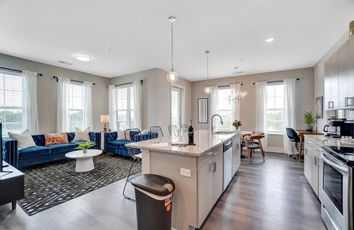 Columbus Apartamento | Opulent Corner 2BR Near OSU w/Garage Parking!