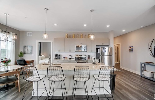 Columbus Apartamento | Opulent Corner 2BR Near OSU w/Garage Parking!