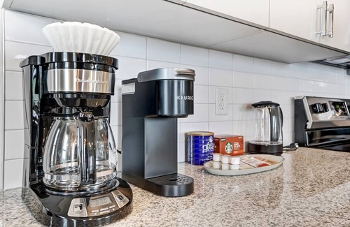 Columbus Apartamento | Opulent Corner 2BR Near OSU w/Garage Parking!