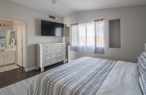 Avondale Casa | Opuluxe Luxe Home 8 min to Airport Sleeps 12
