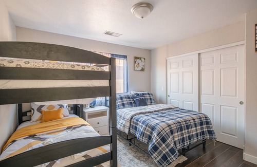 Avondale Casa | Opuluxe Luxe Home 8 min to Airport Sleeps 12