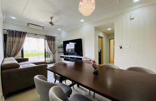 Bukit Jelutong Apartamento | Orak Villa Homestay at Suria Residence