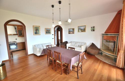 Marciaga Apartamento | Orange Apartment In Marciaga di Costermano