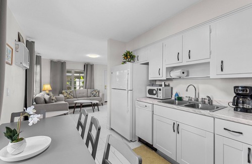 Bay Esplanade Cabaña | ORANGE BLOSSOM COTTAGE two minute Walk to Beach