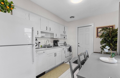 Bay Esplanade Cabaña | ORANGE BLOSSOM COTTAGE two minute Walk to Beach