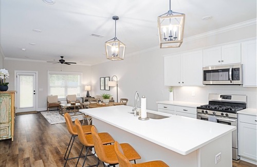 Auburn - Opelika Casa | Orange & Blue Skies | 2 Bed, 2 Bath