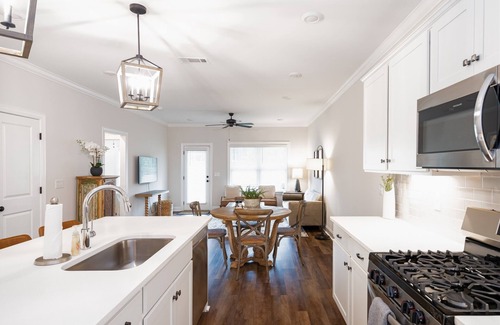 Auburn - Opelika Casa | Orange & Blue Skies | 2 Bed, 2 Bath