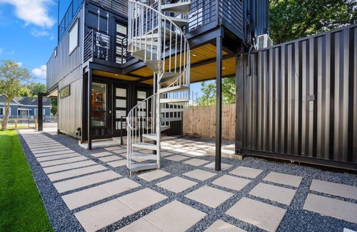 Greater East End Apartamento | Orange Container @EADO Juice Box
